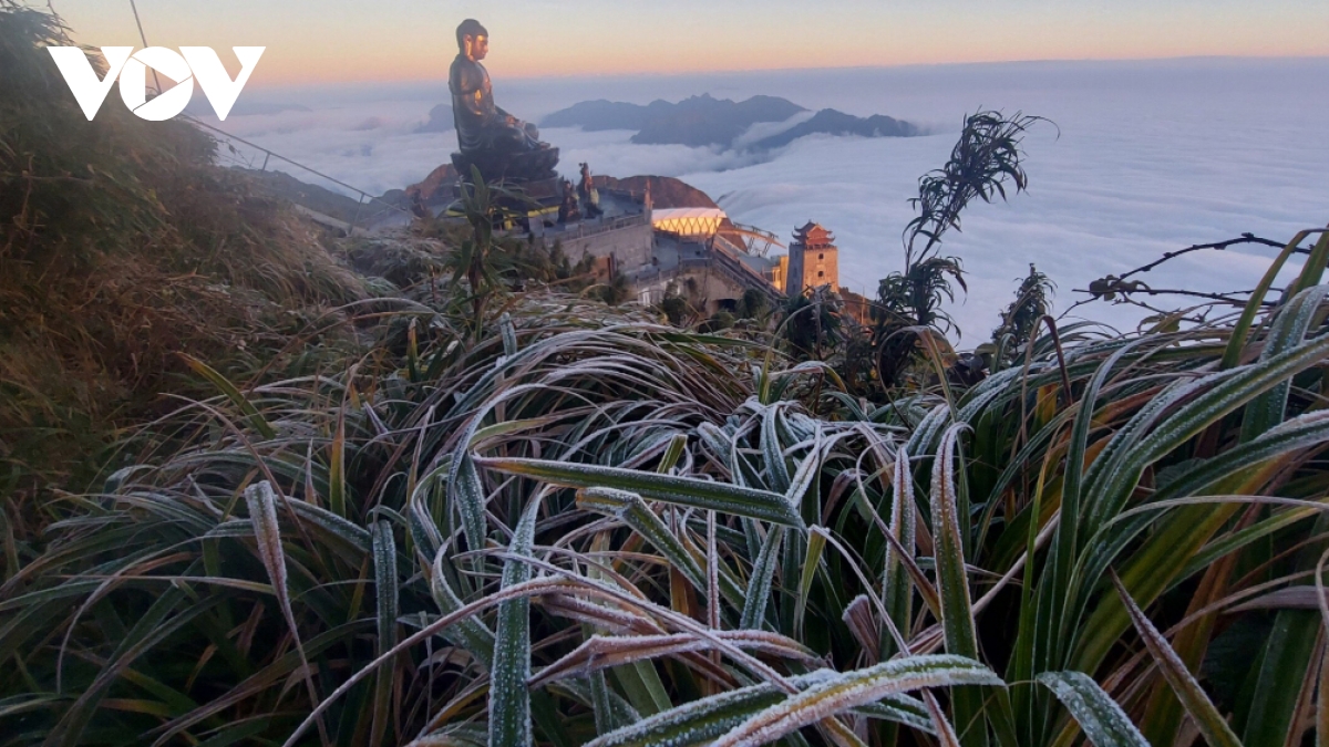 Fansipan peak covered in frost as temperature plunges to zero